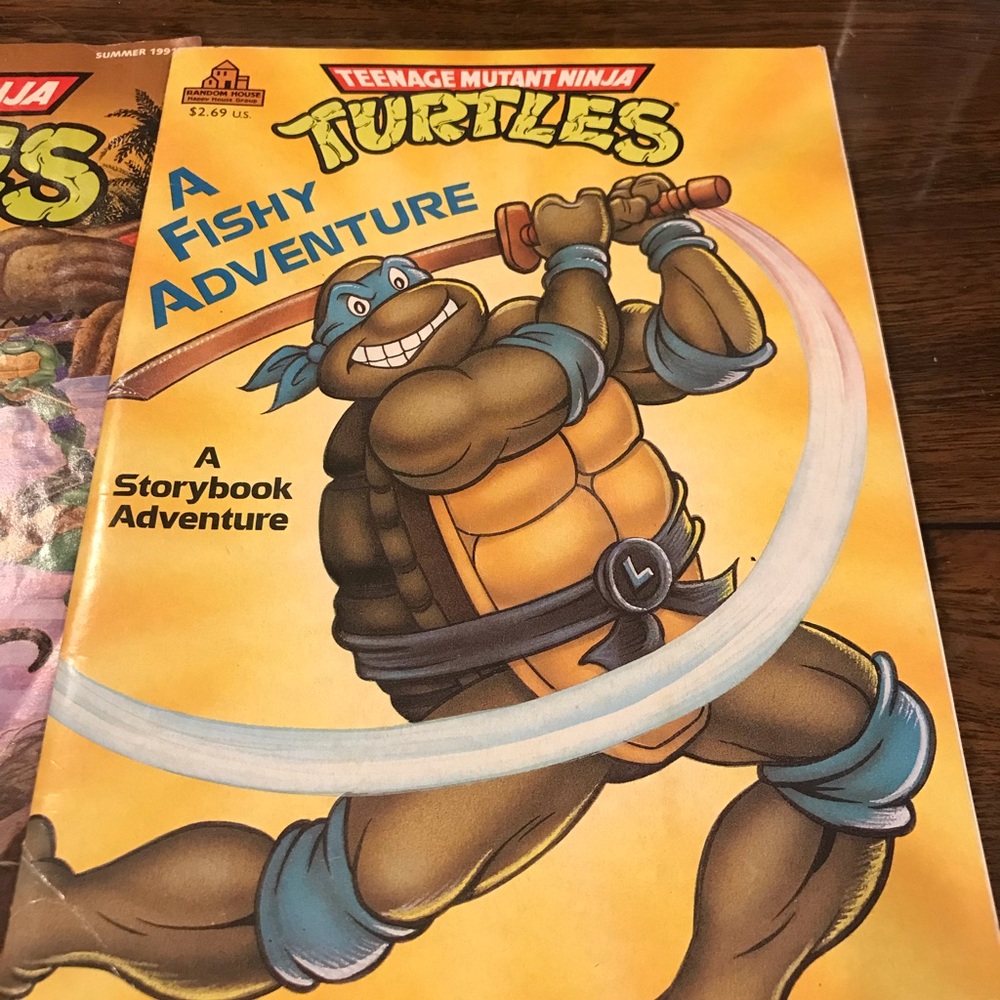 ~~~~~~~~~~~ SOLD__FOUR MOVEABLE NINJA TURTLES/THE NINJA TURTLE MOTORCYCLE/BOOKS - Picture 13 of 16